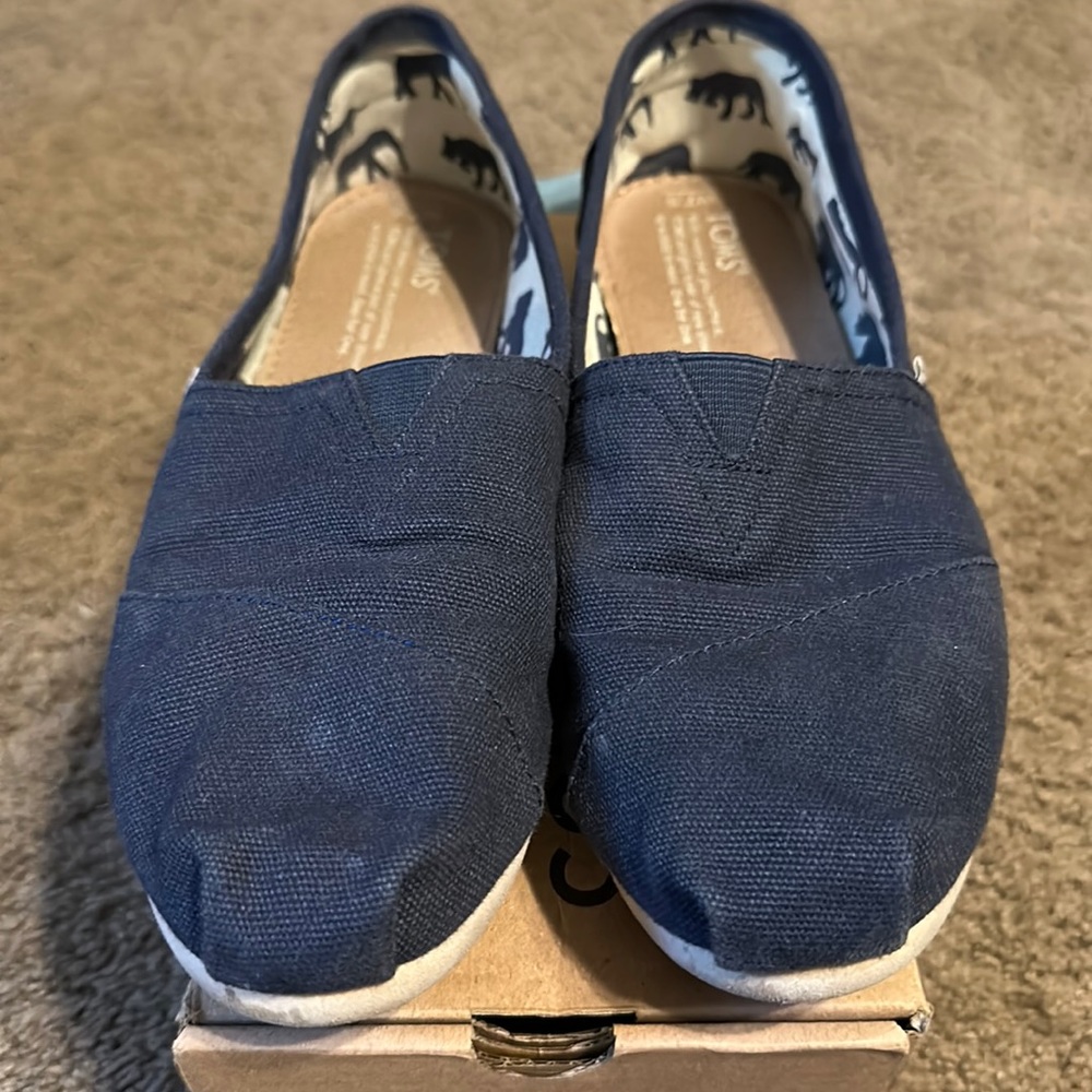Women’s Toms Classic Navy Canvas shoes size 7.5